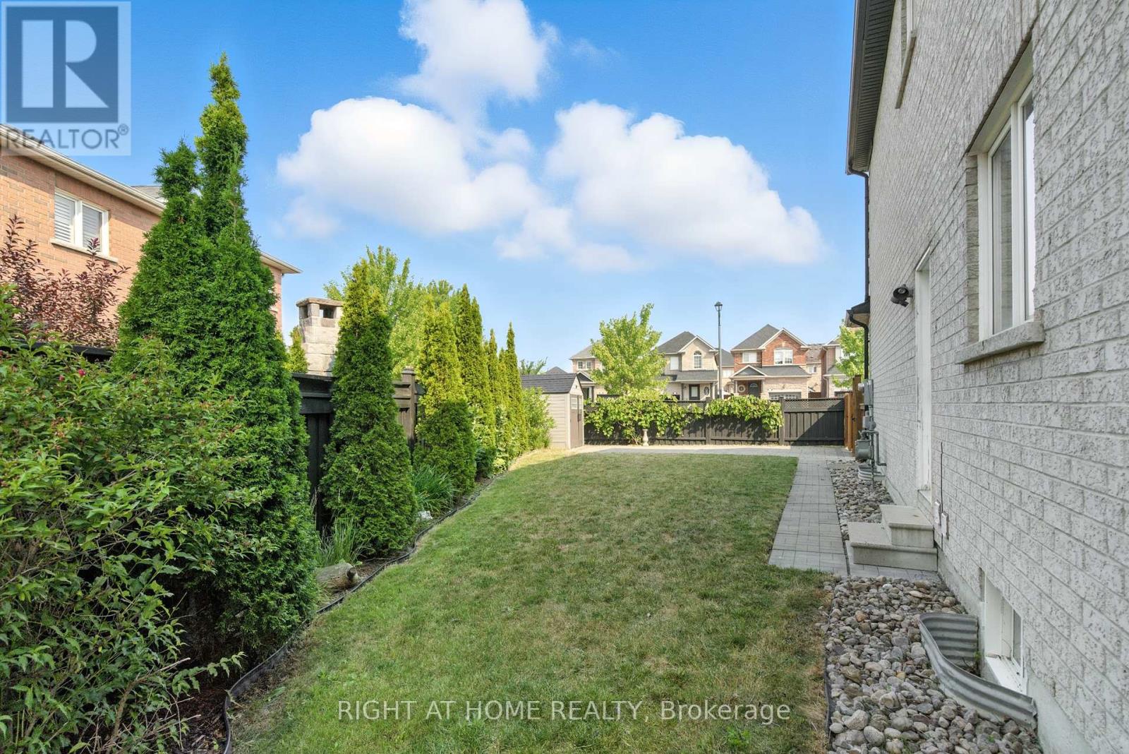 215 Canada Drive, Vaughan, Ontario  L4H 0K2 - Photo 35 - N12424159