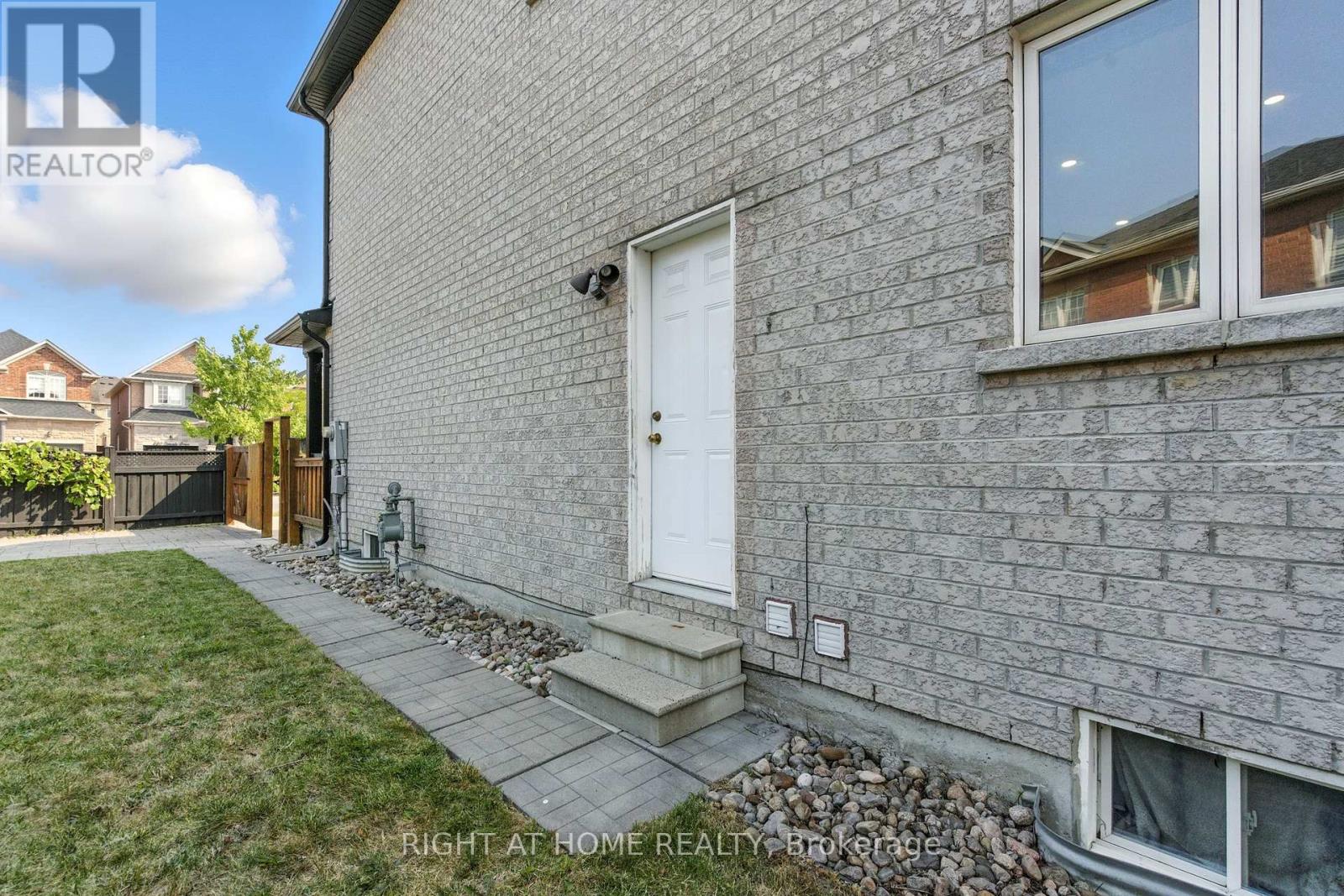 215 Canada Drive, Vaughan, Ontario  L4H 0K2 - Photo 36 - N12424159