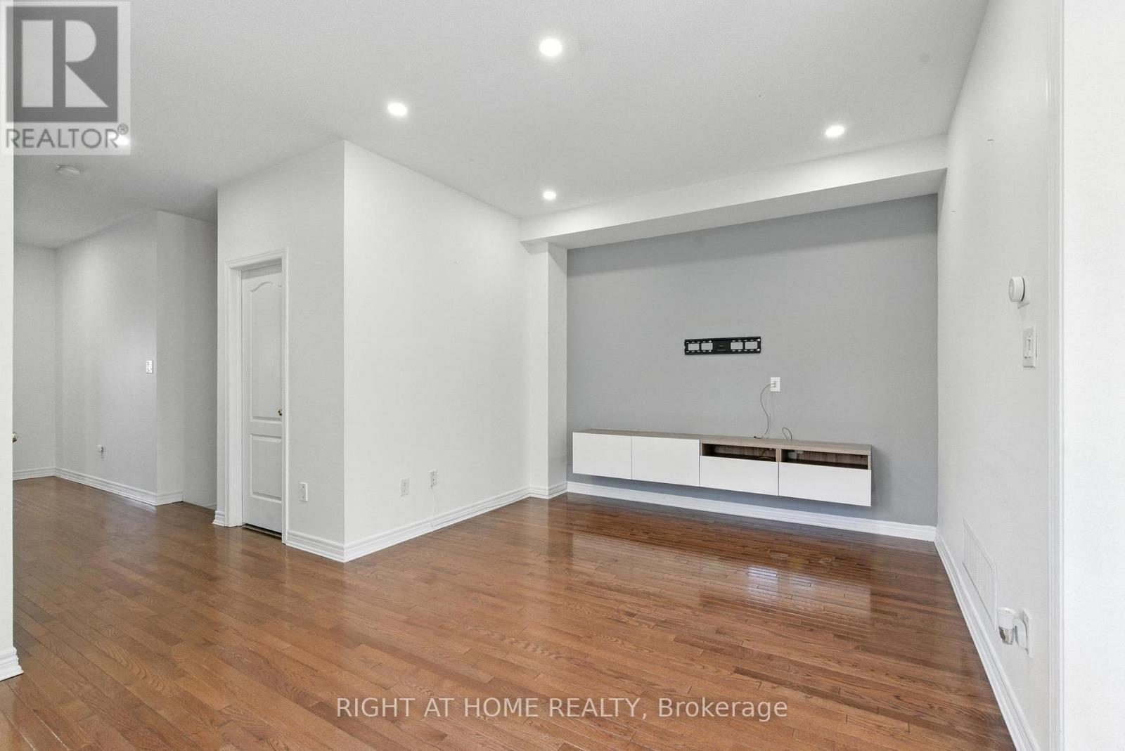 215 Canada Drive, Vaughan, Ontario  L4H 0K2 - Photo 8 - N12424159