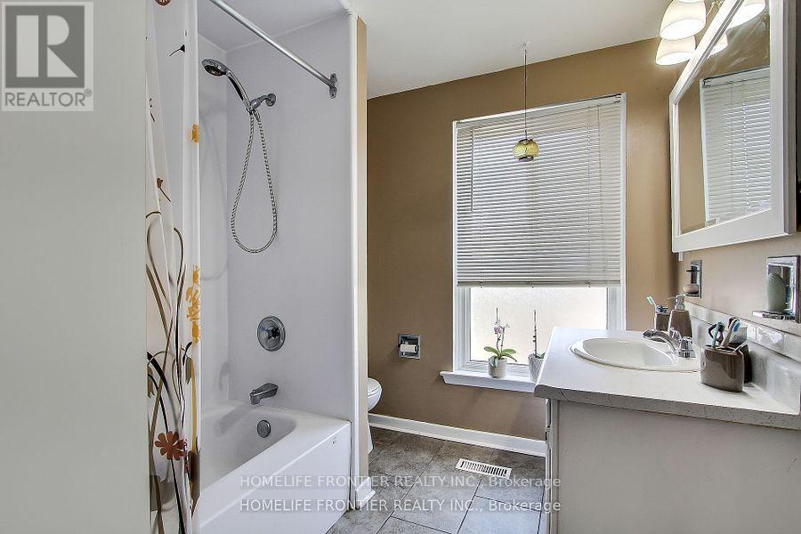 5 Penwick Crescent, Richmond Hill (North Richvale), Ontario  L4C 5B3 - Photo 7 - N12424234