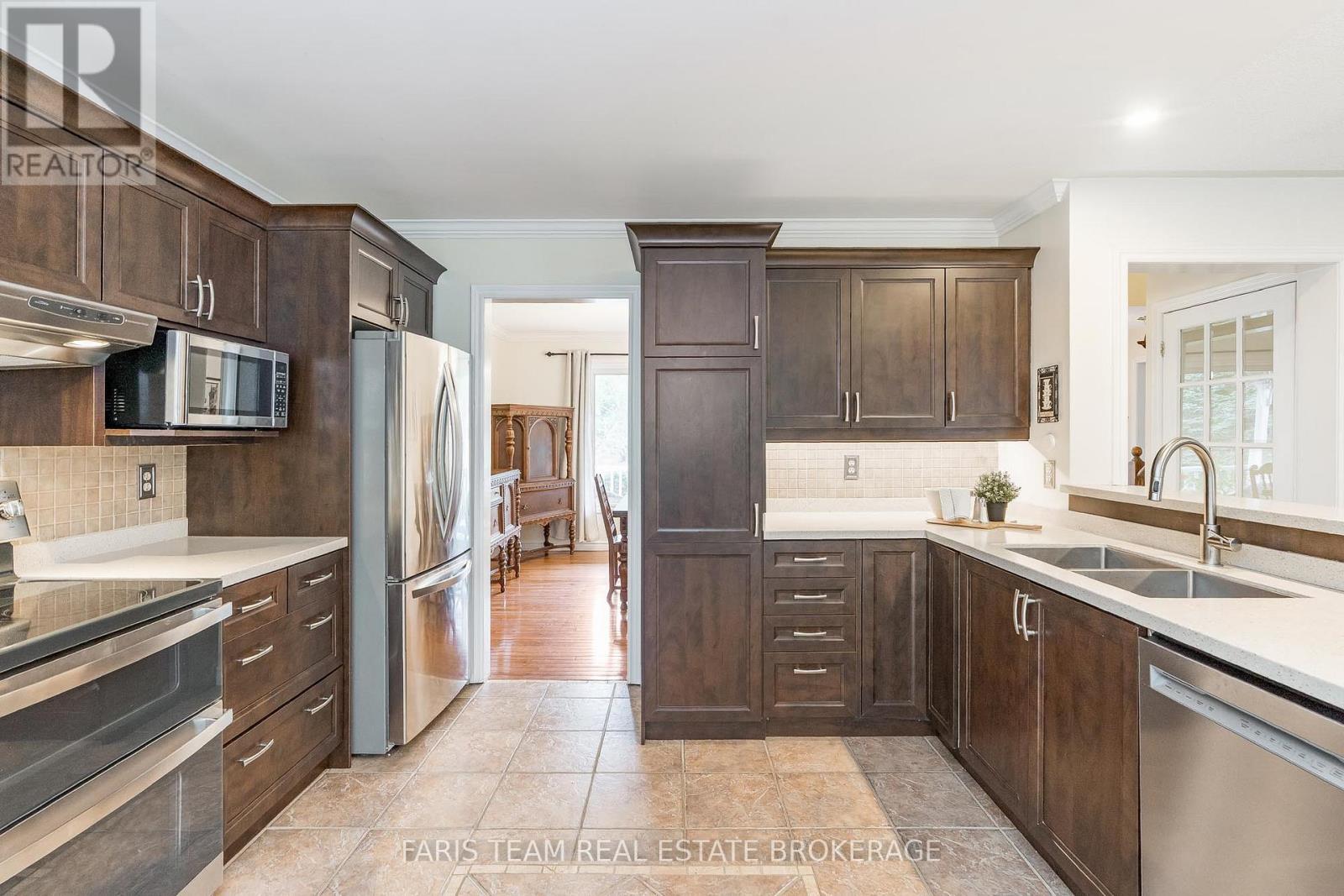 33 Willow Landing Road, Springwater (Midhurst), Ontario  L9X 0R2 - Photo 5 - S12424188