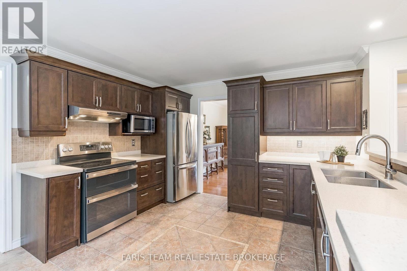 33 Willow Landing Road, Springwater (Midhurst), Ontario  L9X 0R2 - Photo 6 - S12424188