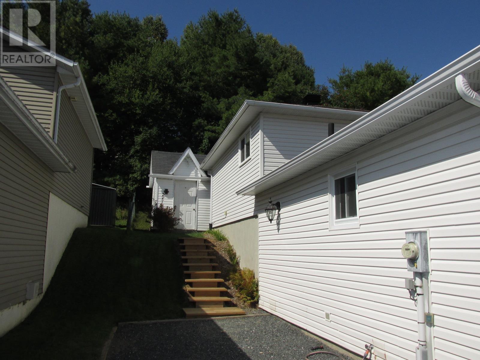 36 Hergott Ave, Elliot Lake, Ontario  P5A 3A8 - Photo 2 - SM252622