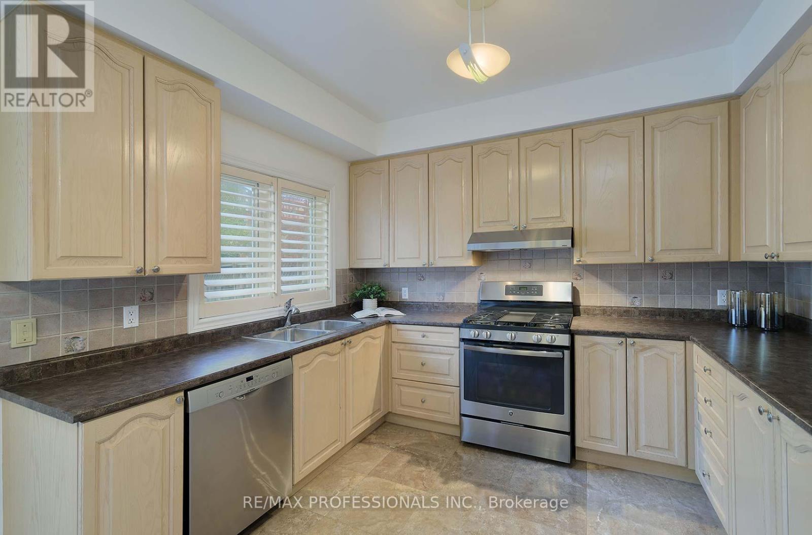 5119 Forestwalk Circle, Mississauga, Ontario  L4Z 4A2 - Photo 13 - W12424191