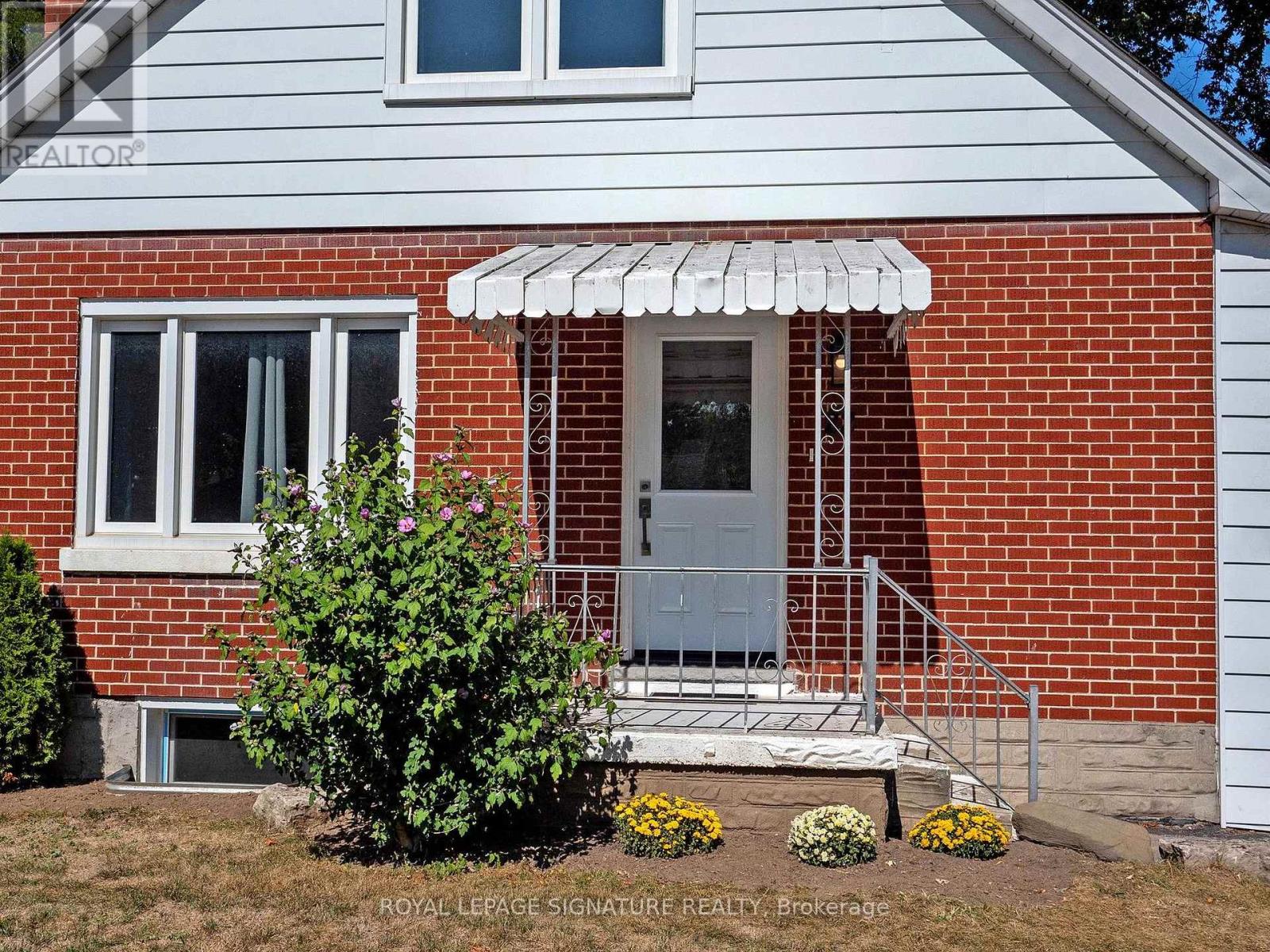 22 Sherwood Avenue, Kitchener, Ontario  N2B 1J9 - Photo 3 - X12424207