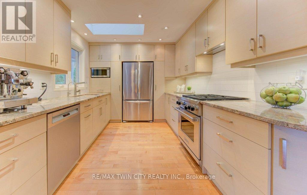 299 Hiawatha Drive, Waterloo, Ontario  N2L 2V9 - Photo 12 - X12424257