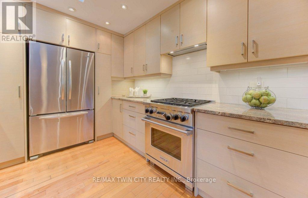 299 Hiawatha Drive, Waterloo, Ontario  N2L 2V9 - Photo 13 - X12424257