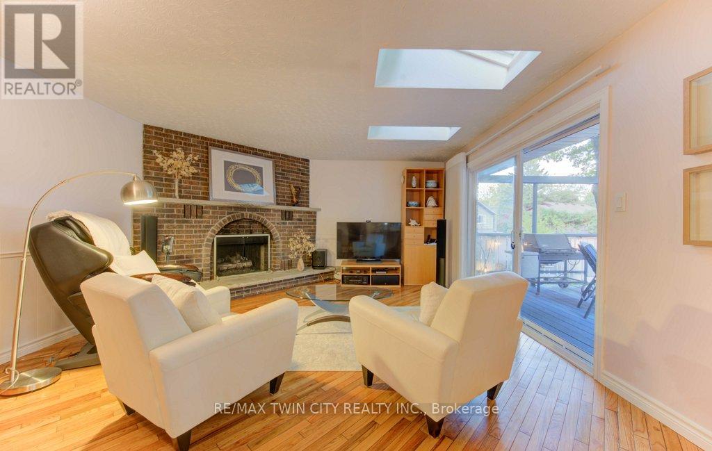 299 Hiawatha Drive, Waterloo, Ontario  N2L 2V9 - Photo 17 - X12424257