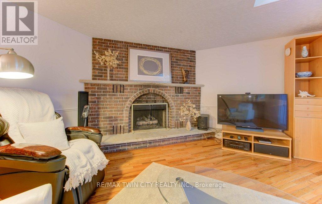 299 Hiawatha Drive, Waterloo, Ontario  N2L 2V9 - Photo 18 - X12424257