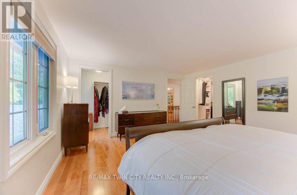 299 Hiawatha Drive, Waterloo, Ontario  N2L 2V9 - Photo 22 - X12424257