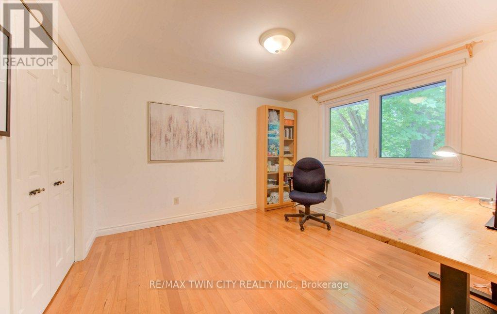 299 Hiawatha Drive, Waterloo, Ontario  N2L 2V9 - Photo 26 - X12424257
