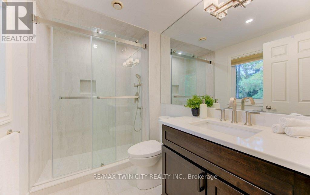 299 Hiawatha Drive, Waterloo, Ontario  N2L 2V9 - Photo 27 - X12424257