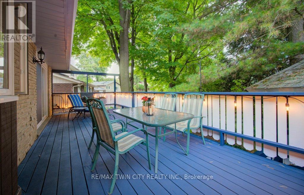 299 Hiawatha Drive, Waterloo, Ontario  N2L 2V9 - Photo 37 - X12424257
