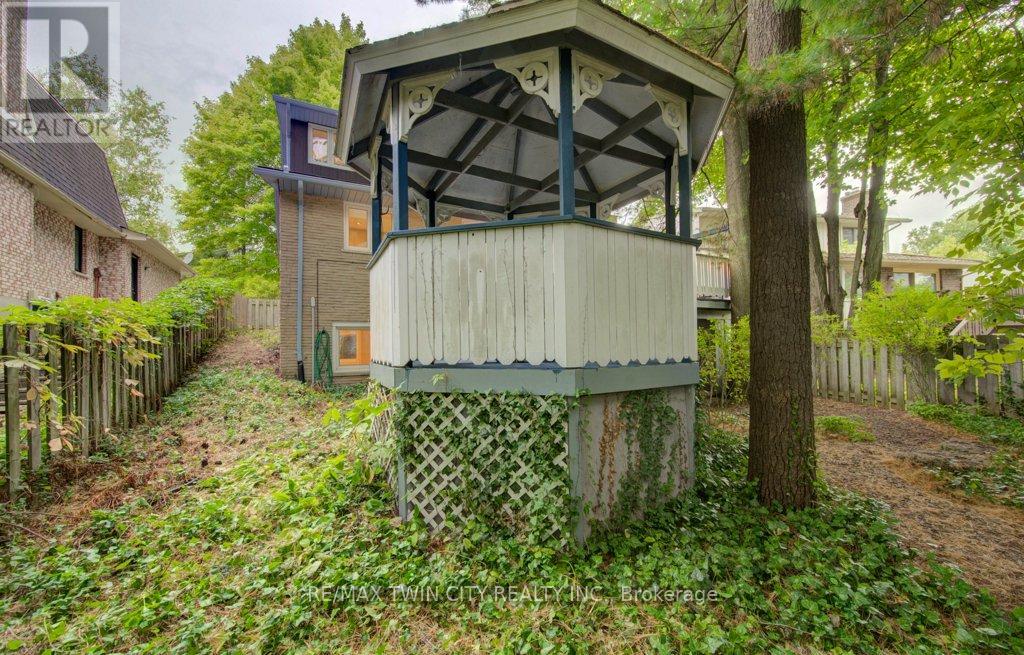 299 Hiawatha Drive, Waterloo, Ontario  N2L 2V9 - Photo 38 - X12424257
