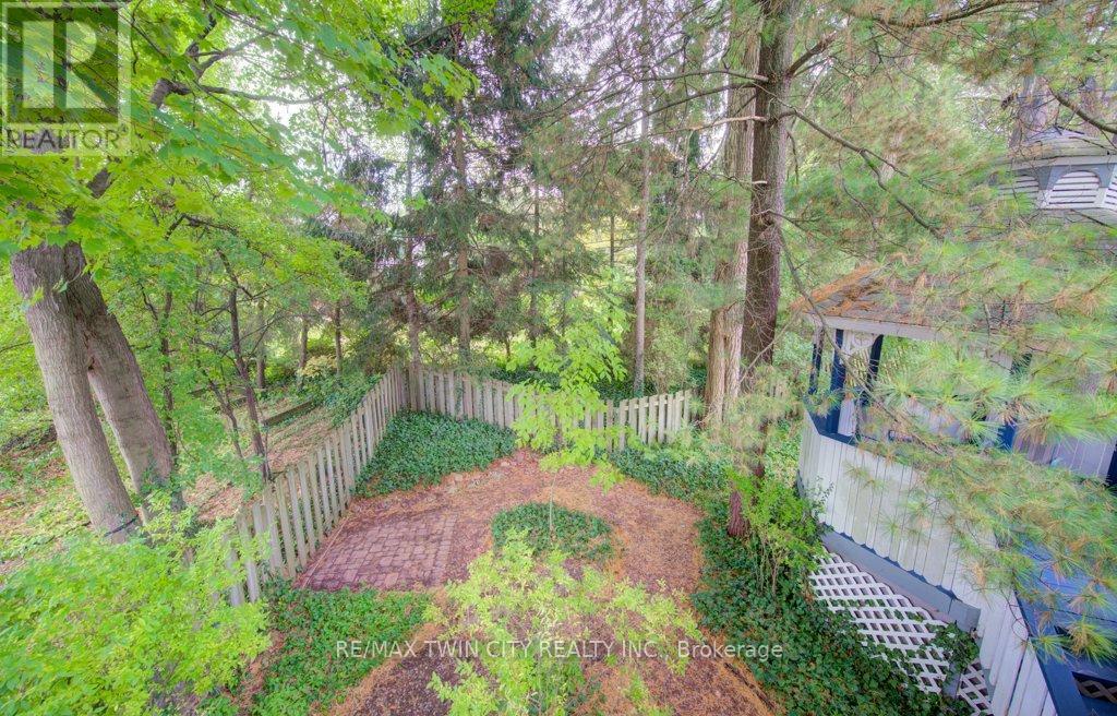299 Hiawatha Drive, Waterloo, Ontario  N2L 2V9 - Photo 42 - X12424257