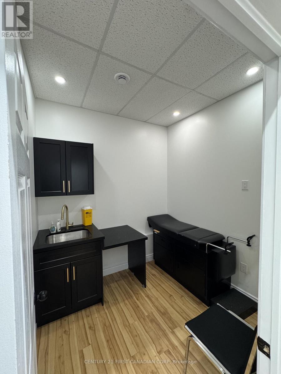 561 Southdale Road E, London South, Ontario  N6E 3M7 - Photo 4 - X12424463