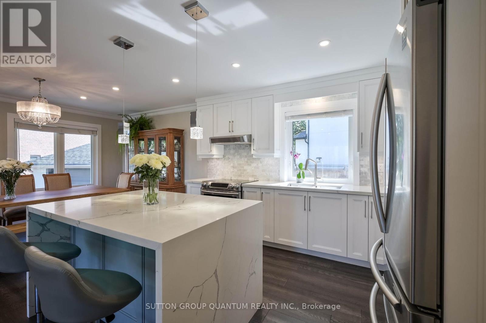 390 Wendall Place, Oakville, Ontario  L6K 2M1 - Photo 7 - W12417447