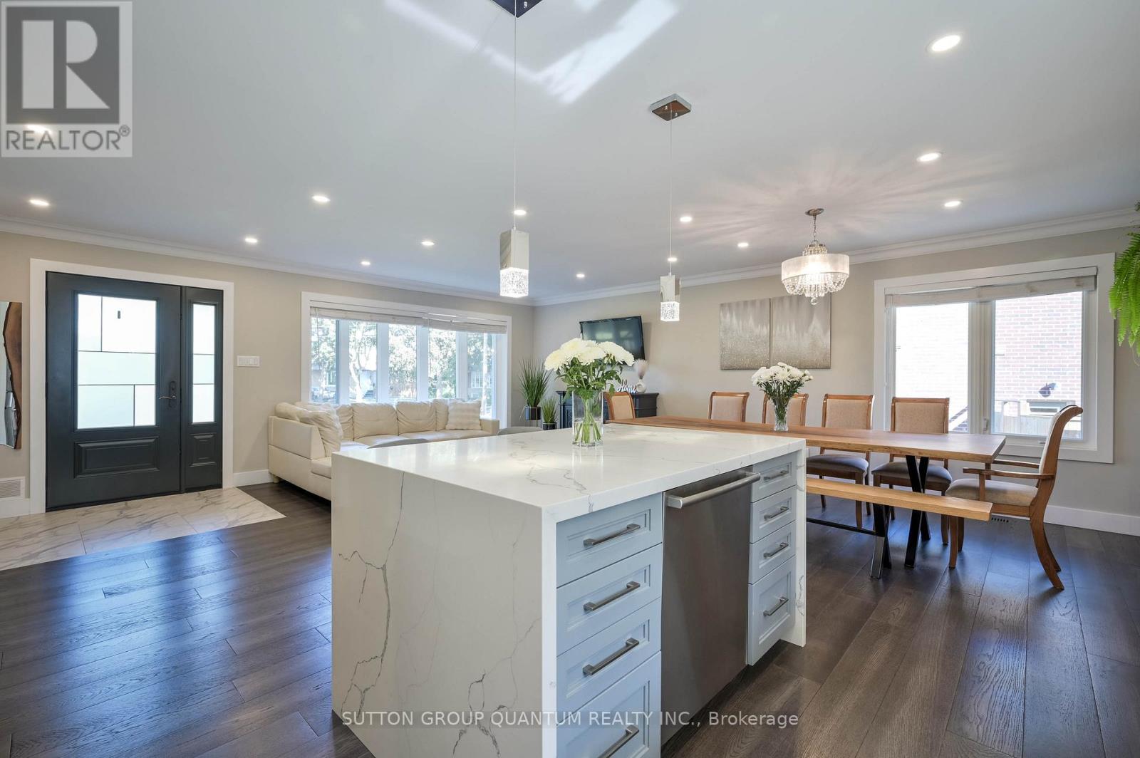 390 Wendall Place, Oakville, Ontario  L6K 2M1 - Photo 9 - W12417447