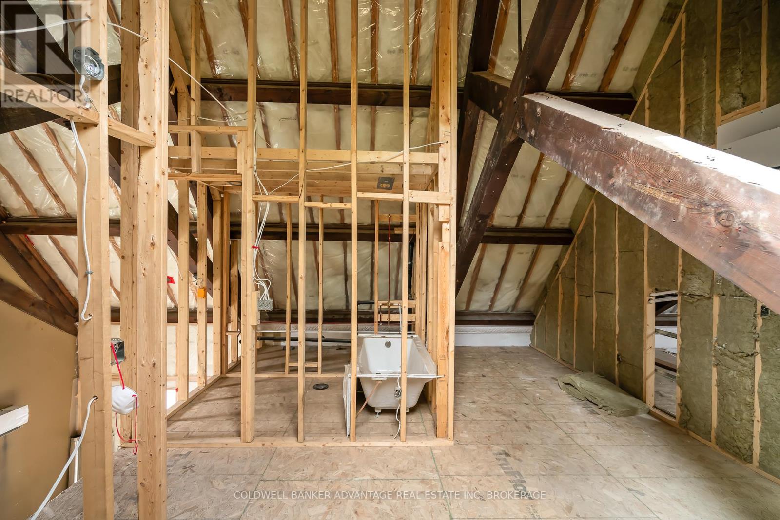 120 Thorold Road, Welland, Ontario  L3C 3V3 - Photo 14 - X12424423