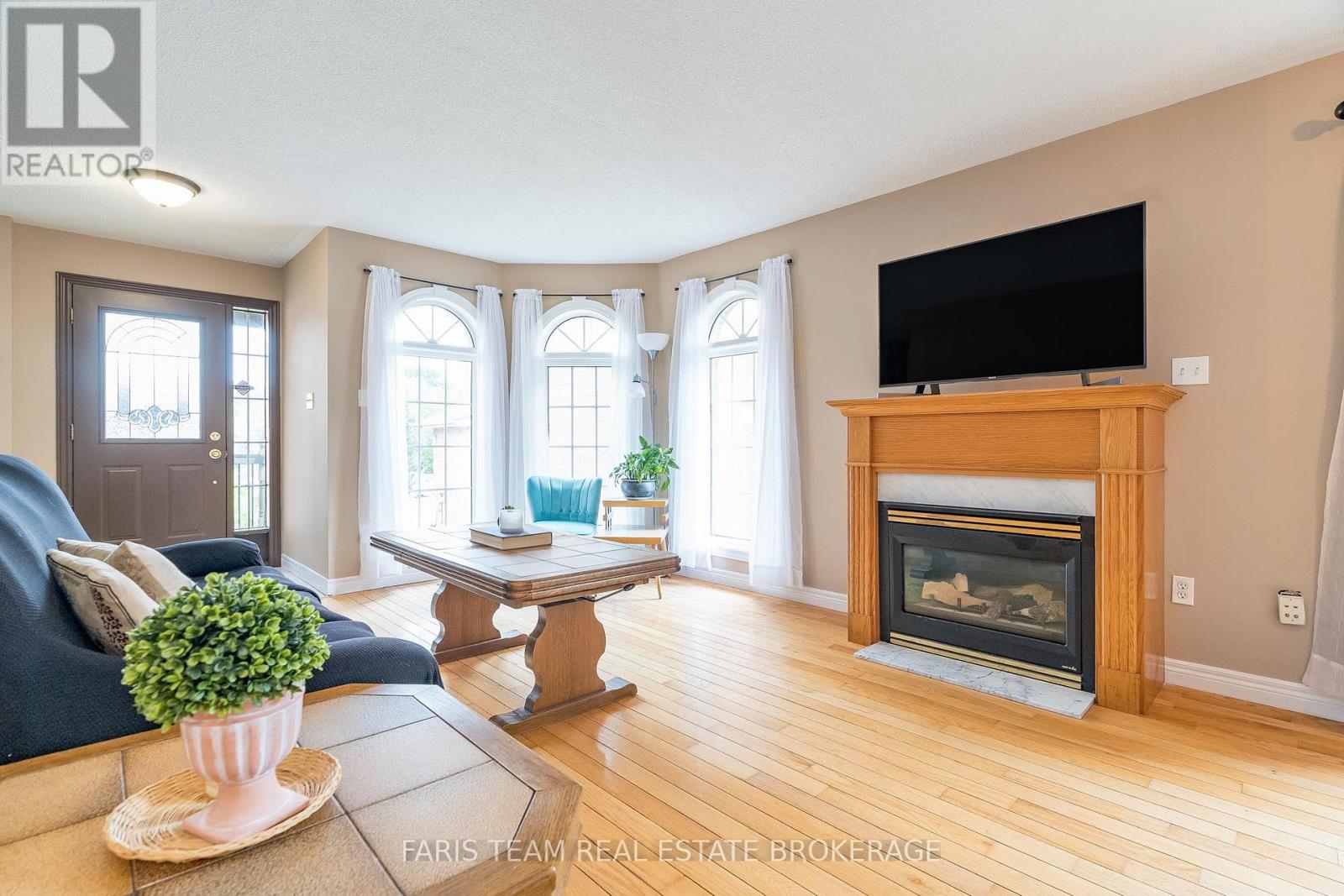 1006 Leslie Drive, Innisfil, Ontario  L9S 2B2 - Photo 10 - N12424326
