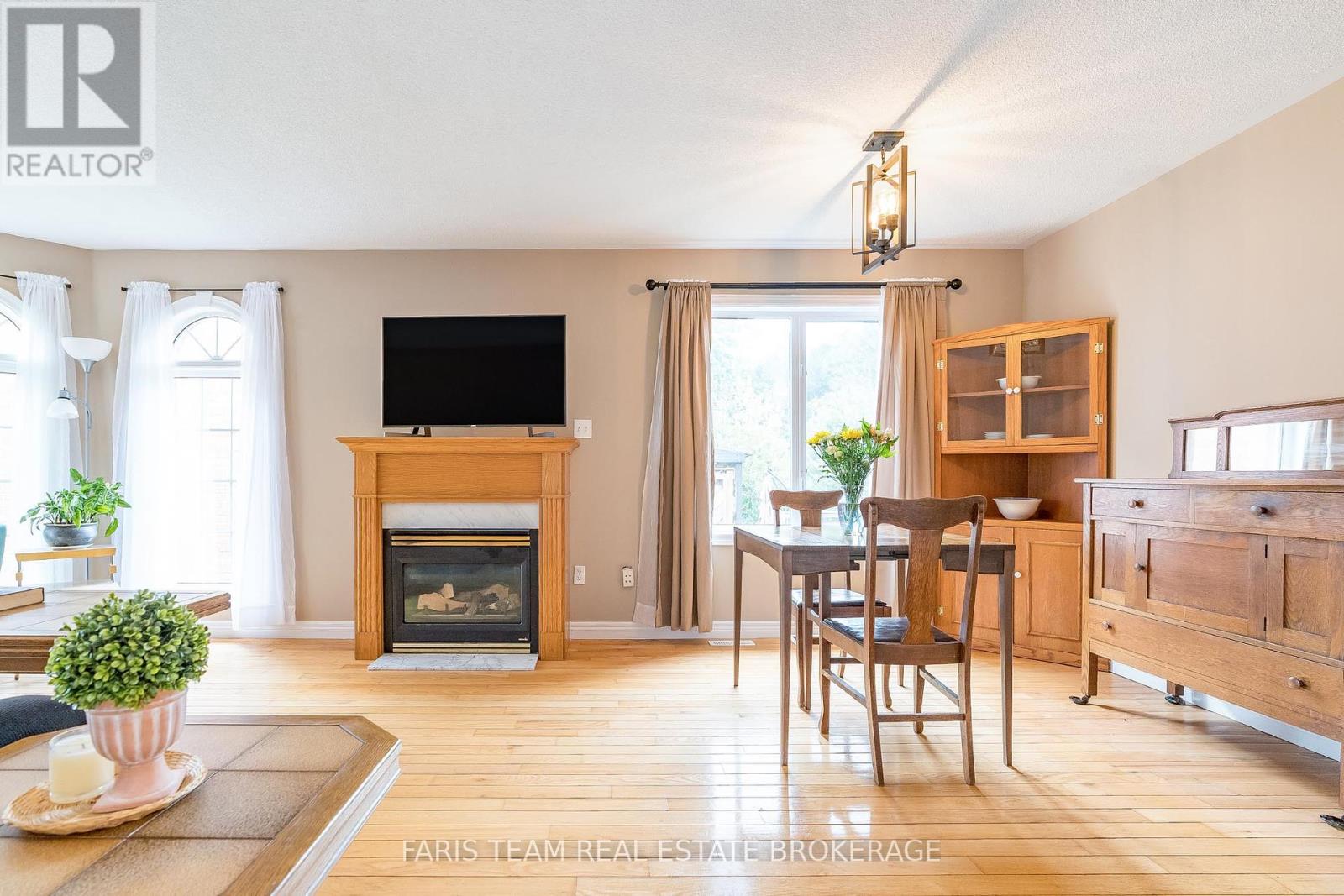 1006 Leslie Drive, Innisfil, Ontario  L9S 2B2 - Photo 12 - N12424326