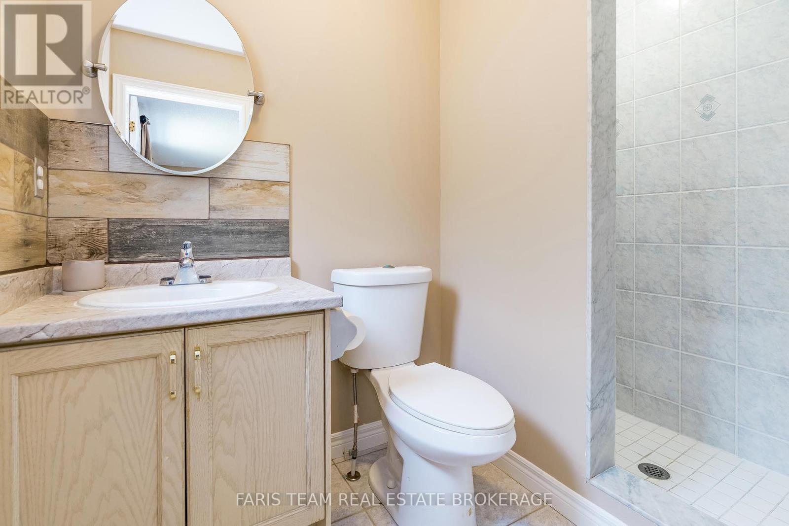 1006 Leslie Drive, Innisfil, Ontario  L9S 2B2 - Photo 16 - N12424326