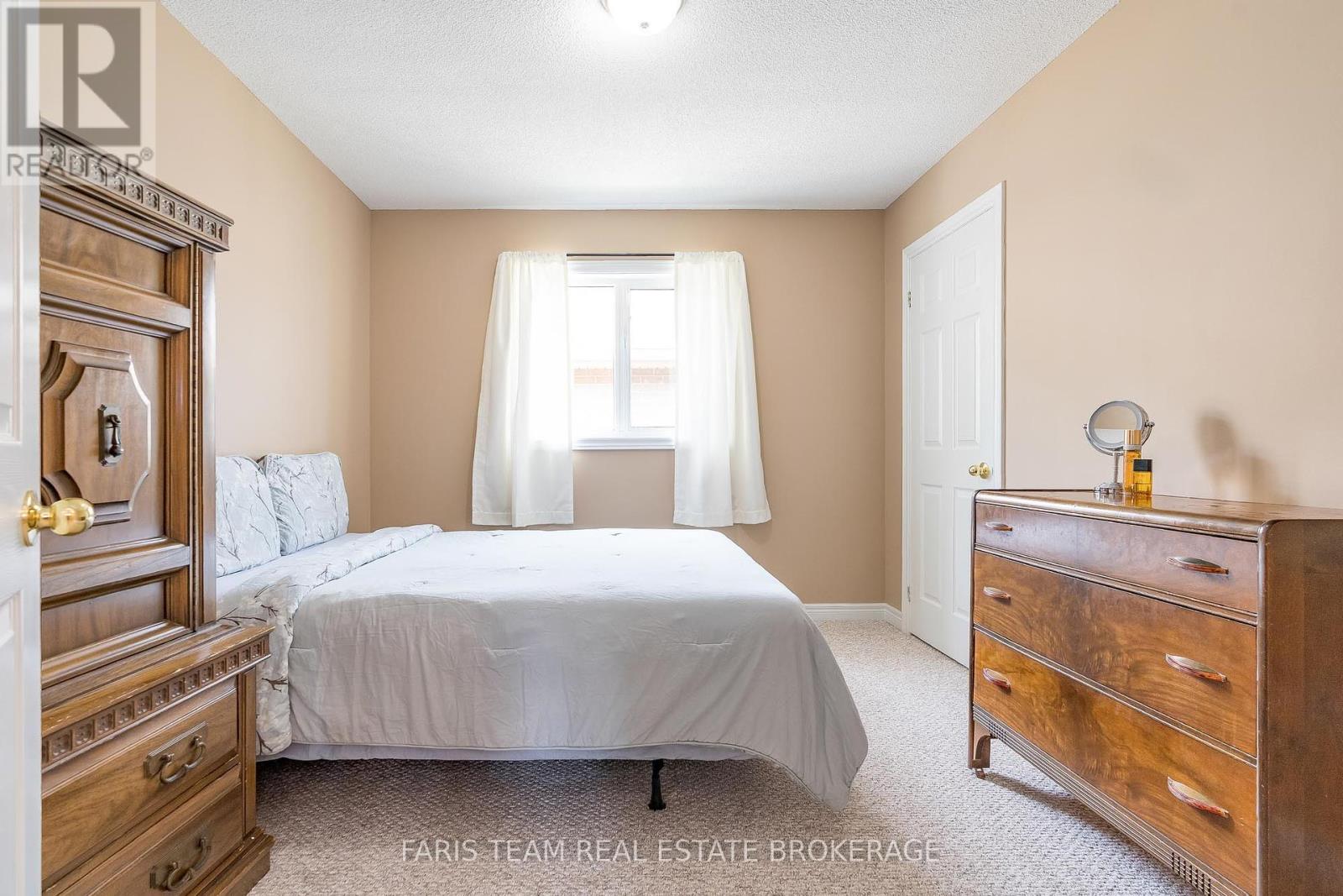 1006 Leslie Drive, Innisfil, Ontario  L9S 2B2 - Photo 18 - N12424326