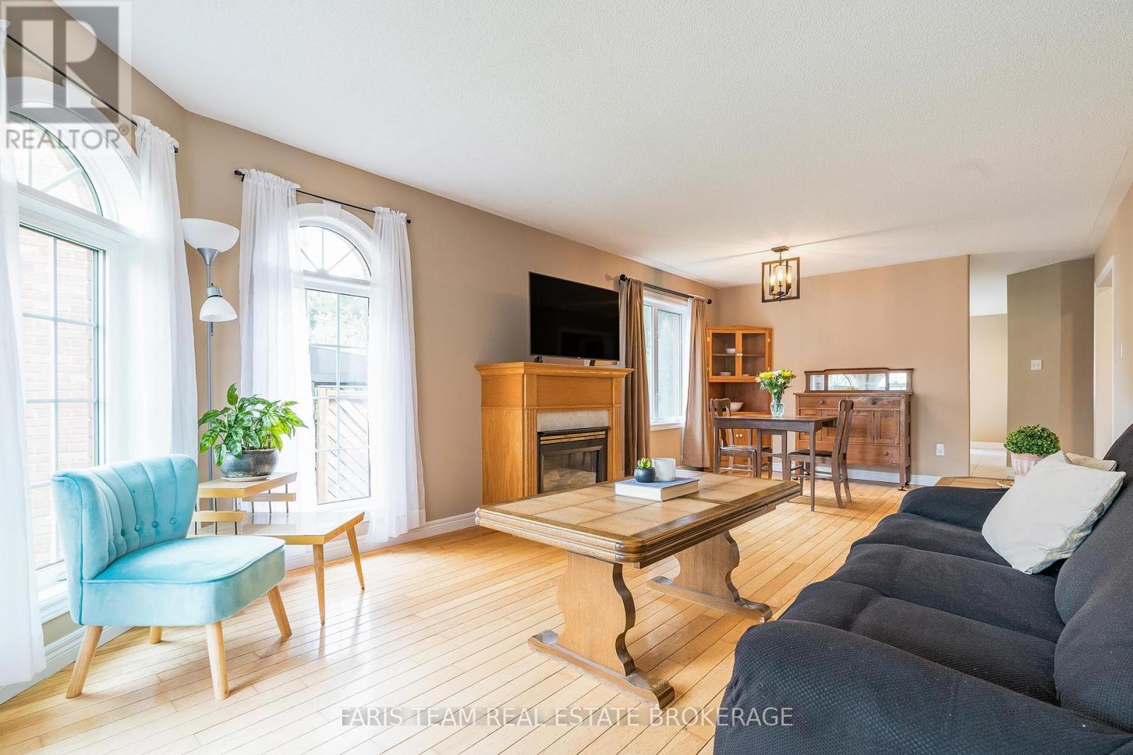 1006 Leslie Drive, Innisfil, Ontario  L9S 2B2 - Photo 9 - N12424326