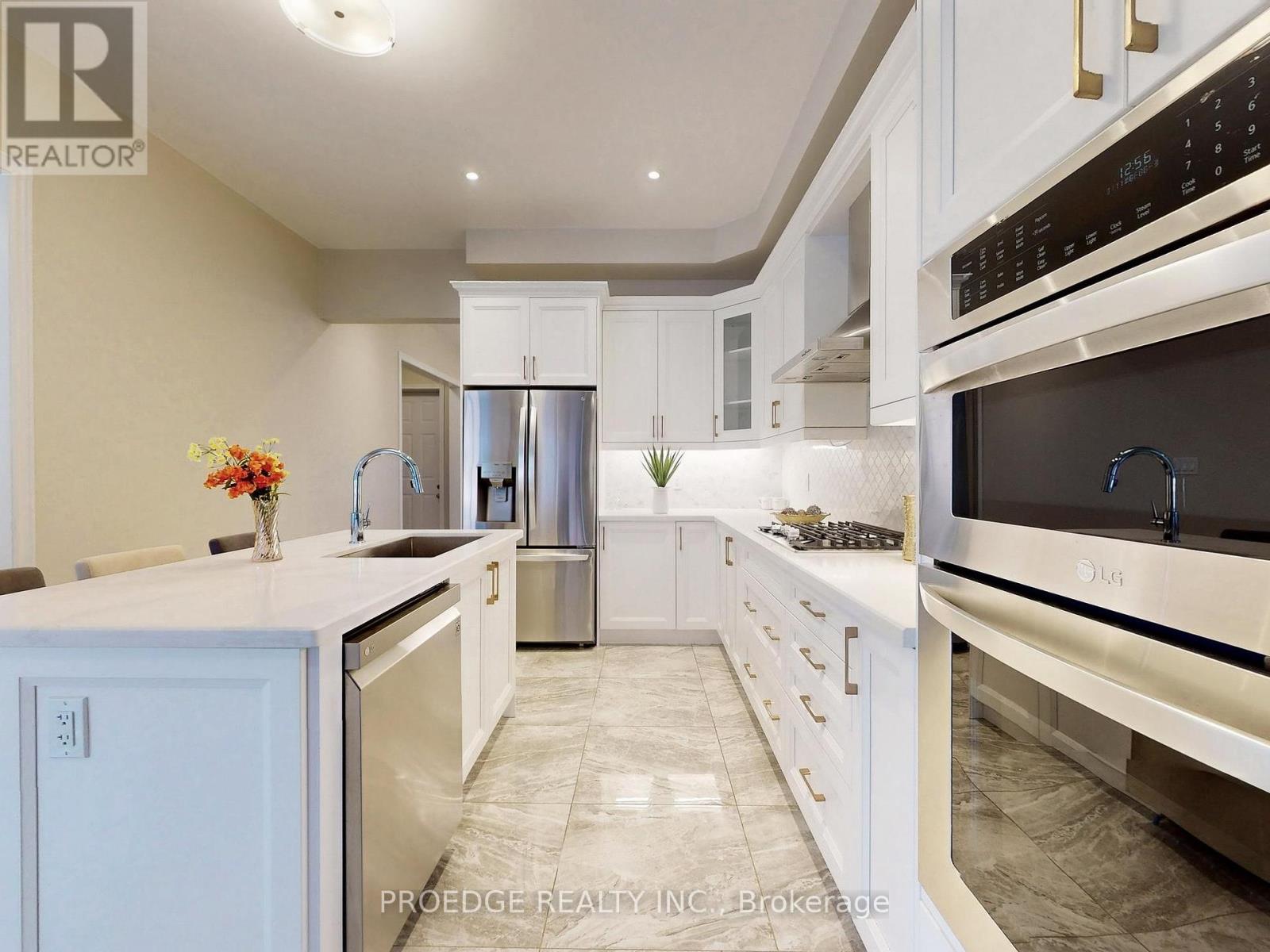217 Sunset Vista Court, Aurora, Ontario  L4G 3Y1 - Photo 11 - N12424353
