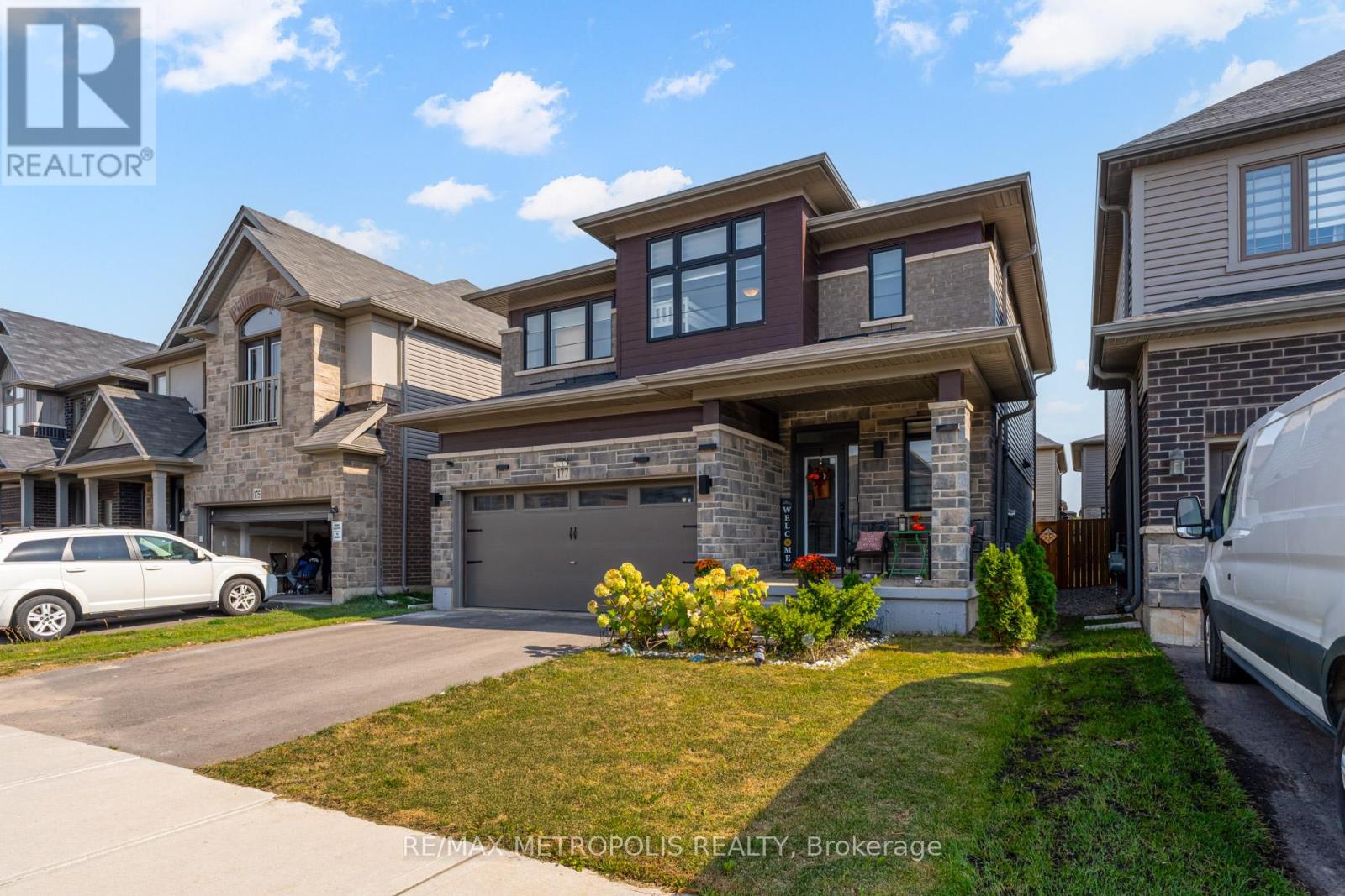 177 Longboat Run W, Brantford, Ontario  N3T 0T1 - Photo 3 - X12423780