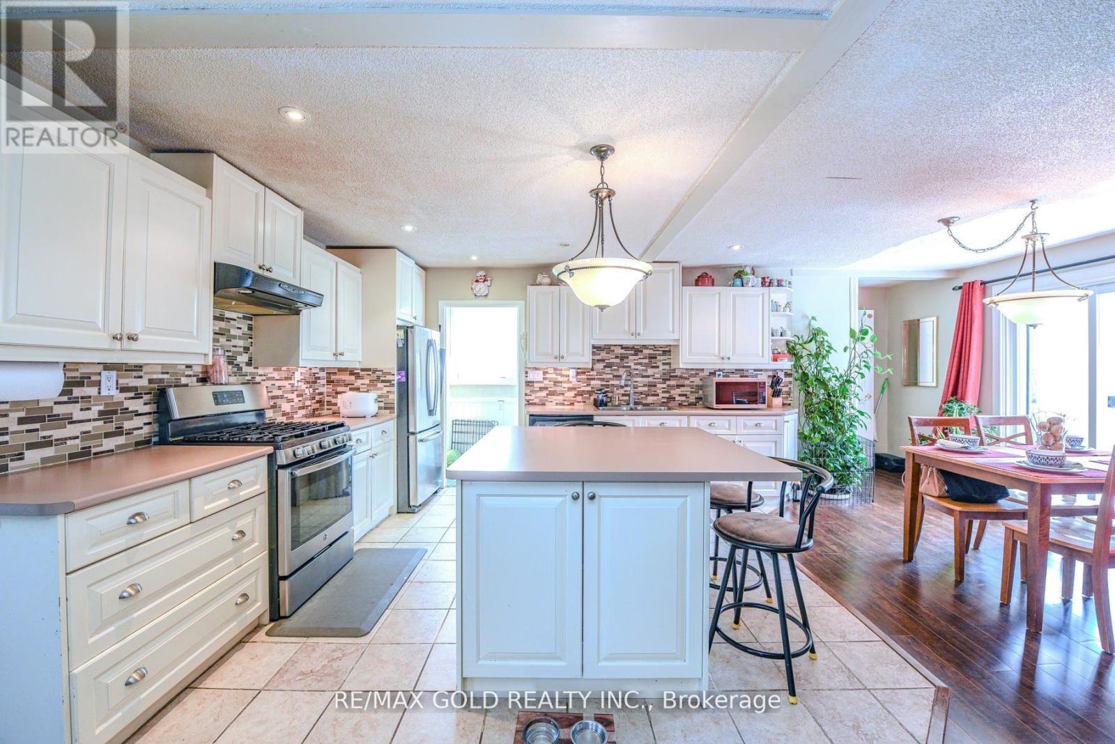 14 Burlington Street, Mississauga (Malton), Ontario  L4T 1B7 - Photo 10 - W12424288