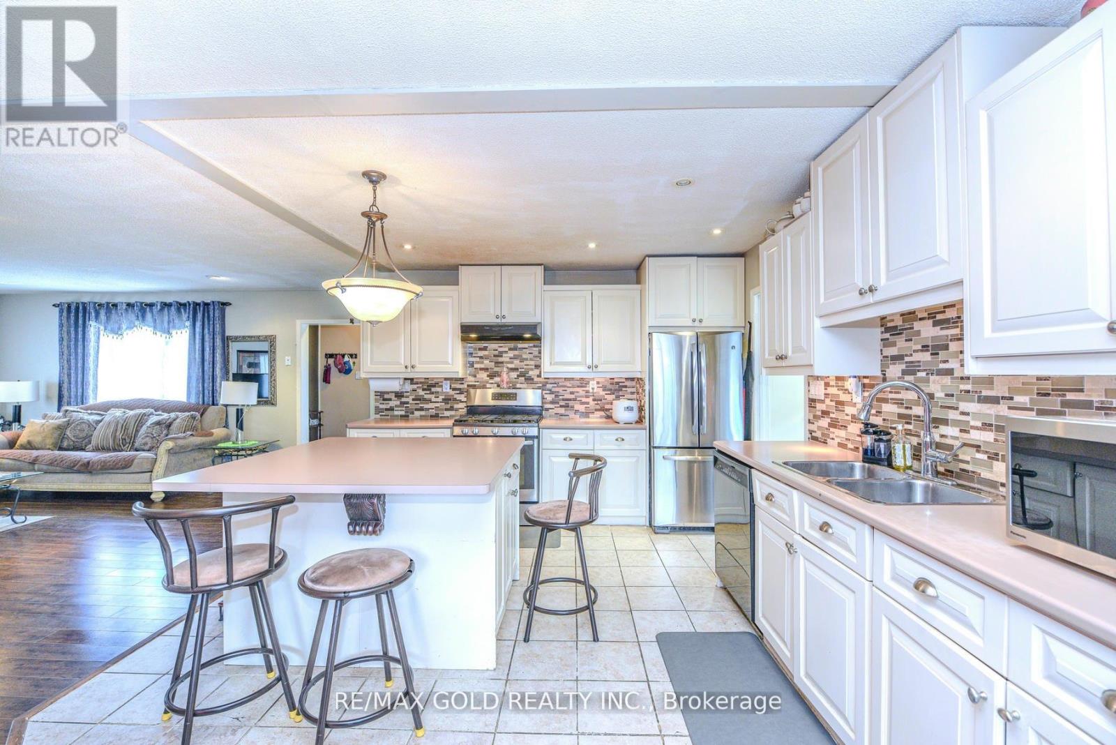 14 Burlington Street, Mississauga (Malton), Ontario  L4T 1B7 - Photo 11 - W12424288