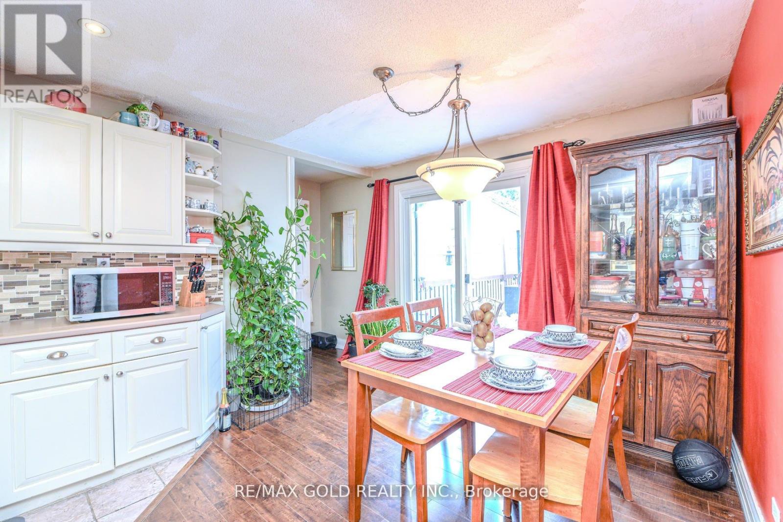 14 Burlington Street, Mississauga (Malton), Ontario  L4T 1B7 - Photo 12 - W12424288