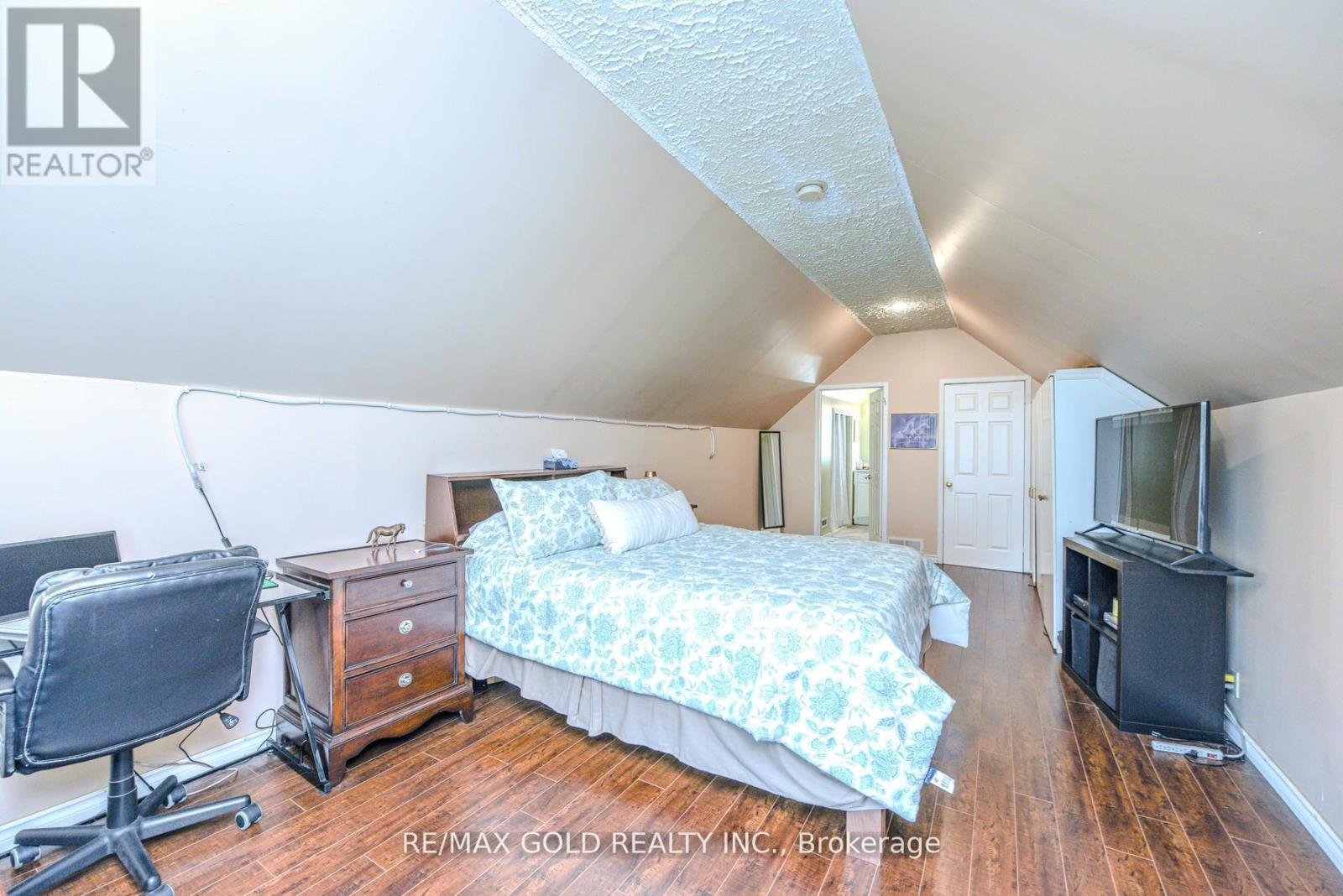 14 Burlington Street, Mississauga (Malton), Ontario  L4T 1B7 - Photo 21 - W12424288
