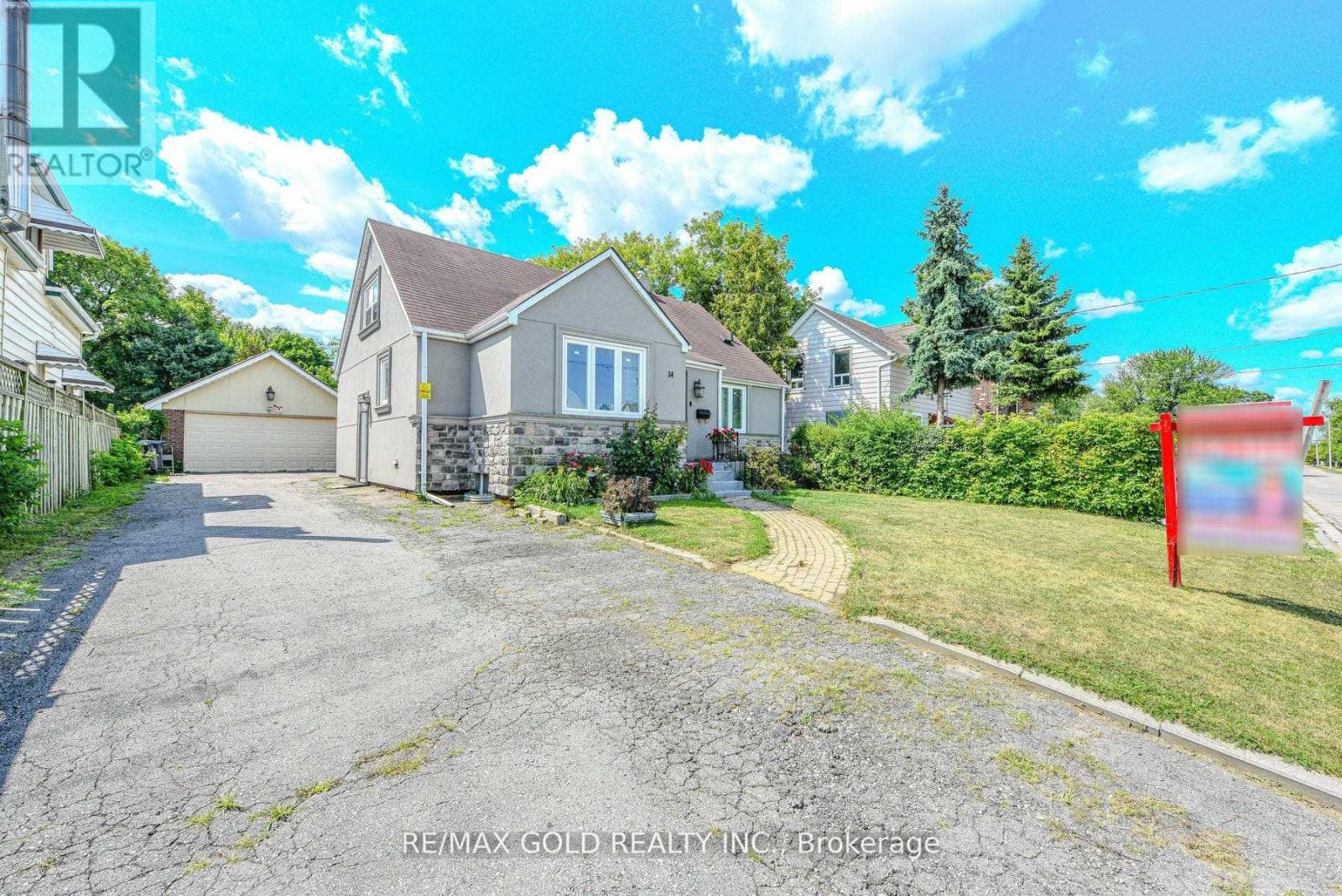 14 Burlington Street, Mississauga (Malton), Ontario  L4T 1B7 - Photo 3 - W12424288