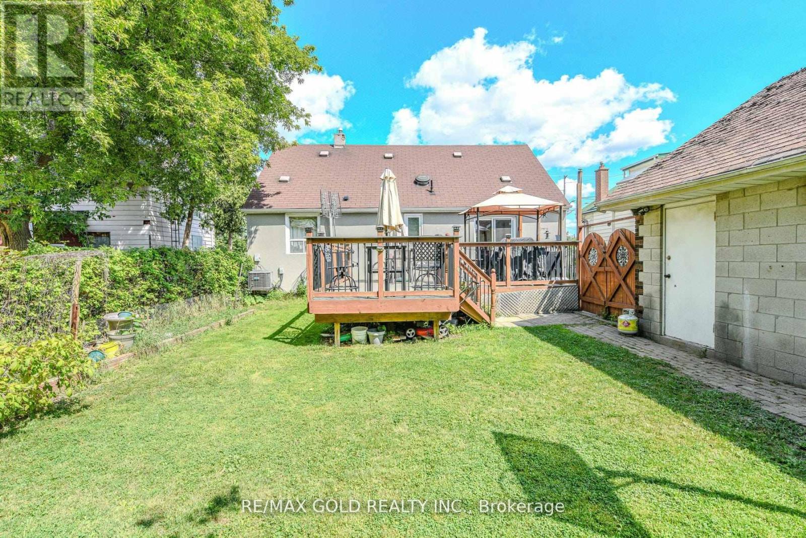 14 Burlington Street, Mississauga (Malton), Ontario  L4T 1B7 - Photo 37 - W12424288