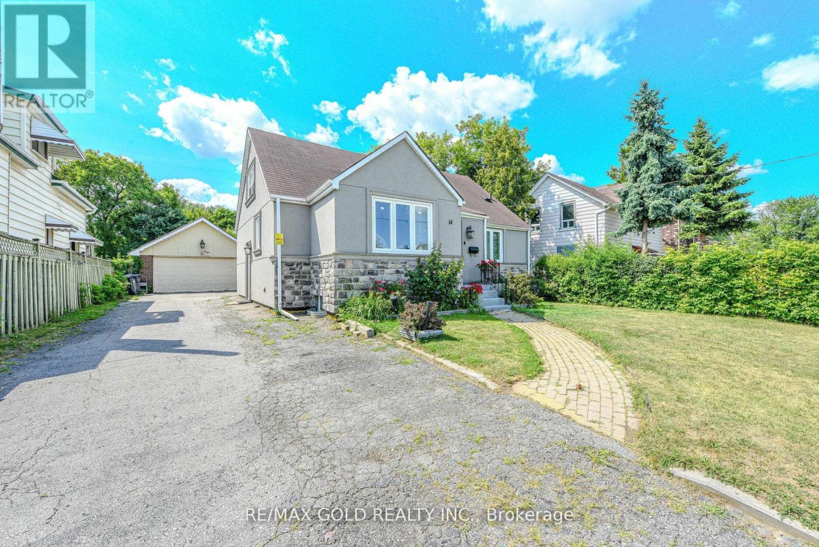 14 Burlington Street, Mississauga (Malton), Ontario  L4T 1B7 - Photo 4 - W12424288