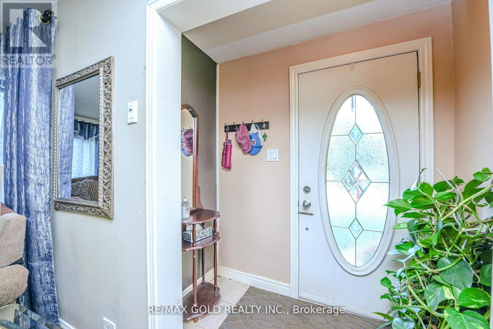 14 Burlington Street, Mississauga (Malton), Ontario  L4T 1B7 - Photo 5 - W12424288