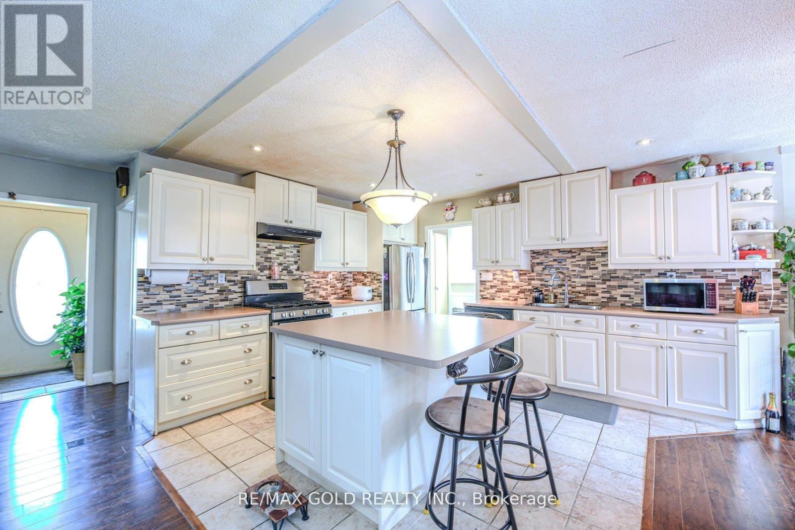 14 Burlington Street, Mississauga (Malton), Ontario  L4T 1B7 - Photo 9 - W12424288