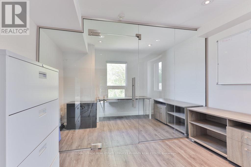 15 Mississauga Road S, Mississauga, Ontario  L5H 2H5 - Photo 18 - W12424294