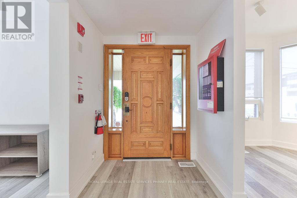15 Mississauga Road S, Mississauga, Ontario  L5H 2H5 - Photo 6 - W12424294