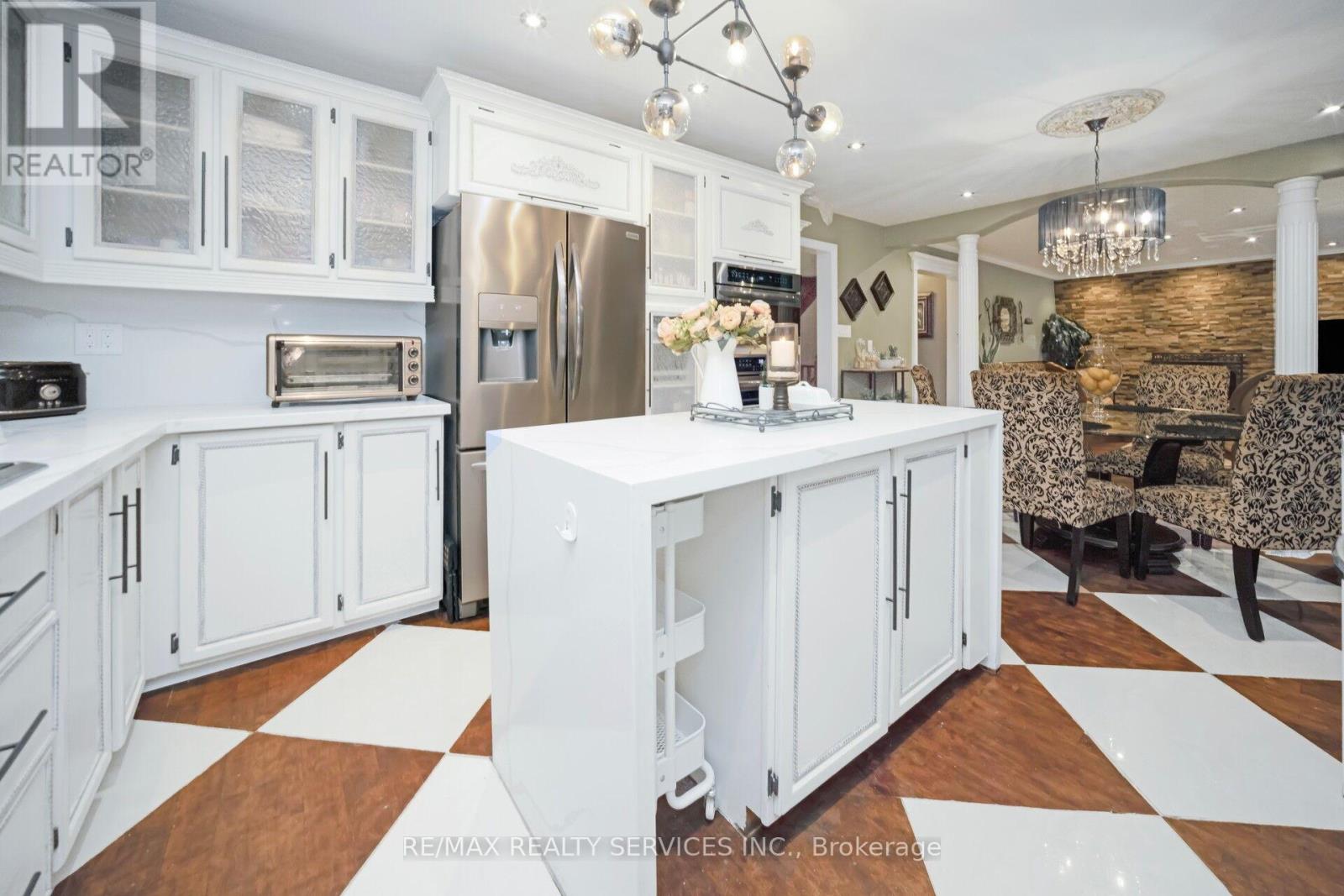 74 Leeward Drive N, Brampton (Westgate), Ontario  L6S 5V8 - Photo 17 - W12424359