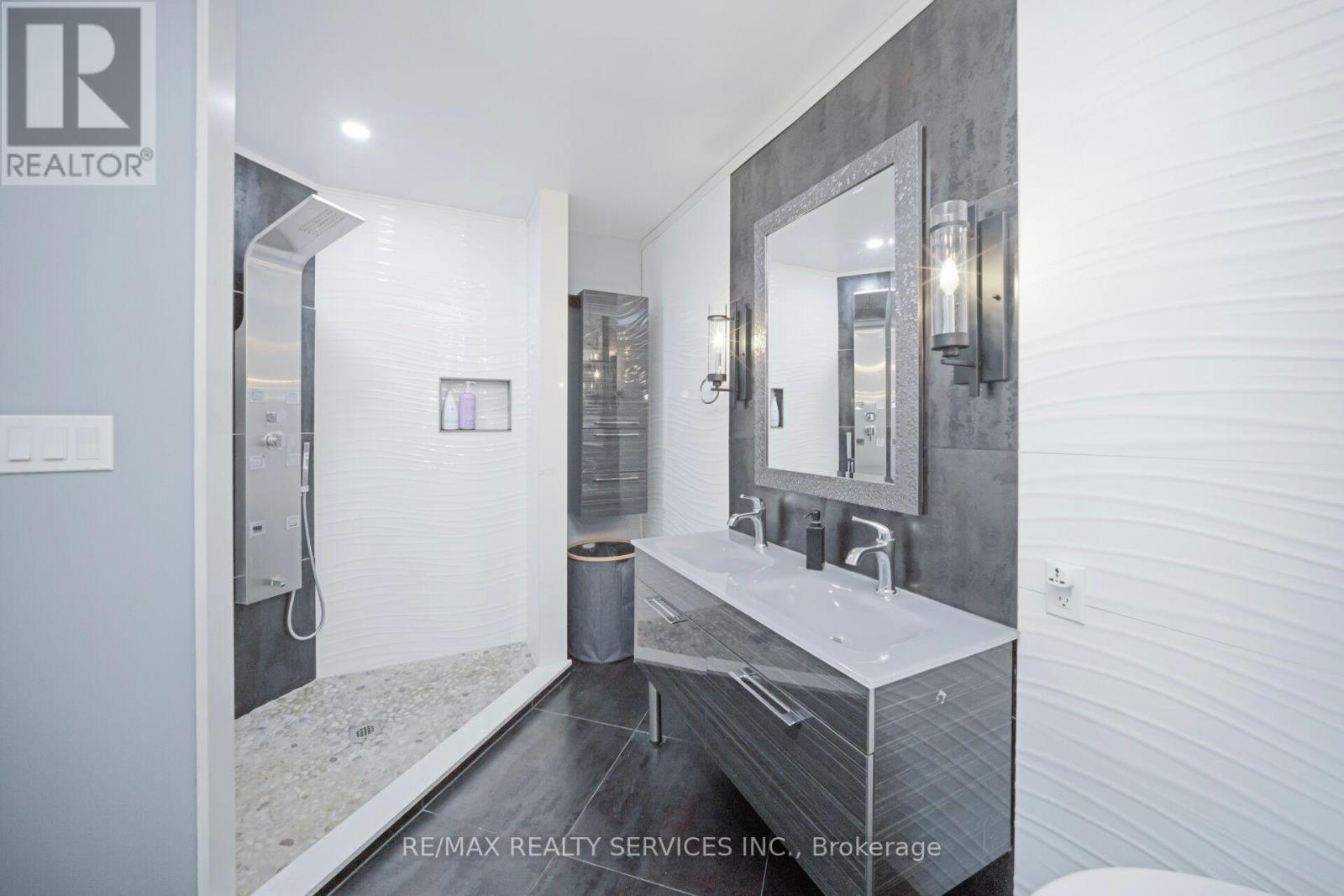 74 Leeward Drive N, Brampton (Westgate), Ontario  L6S 5V8 - Photo 32 - W12424359
