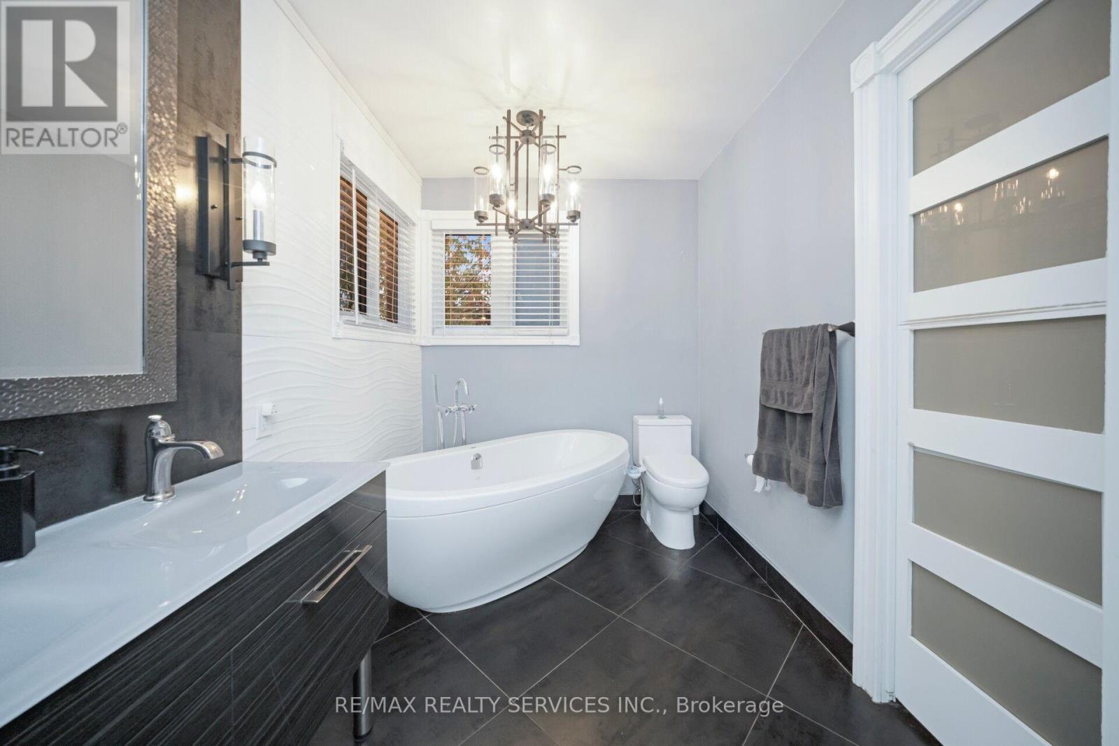 74 Leeward Drive N, Brampton (Westgate), Ontario  L6S 5V8 - Photo 33 - W12424359
