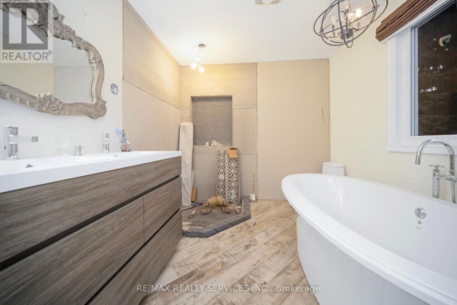74 Leeward Drive N, Brampton (Westgate), Ontario  L6S 5V8 - Photo 37 - W12424359