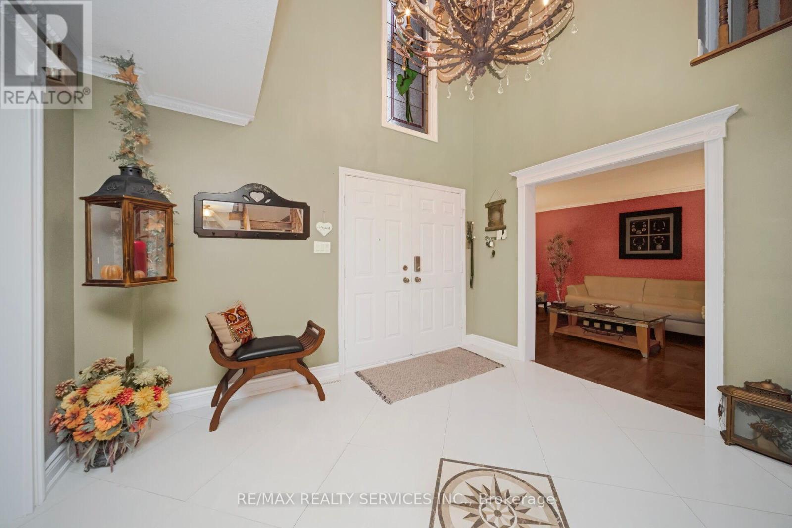 74 Leeward Drive N, Brampton (Westgate), Ontario  L6S 5V8 - Photo 4 - W12424359