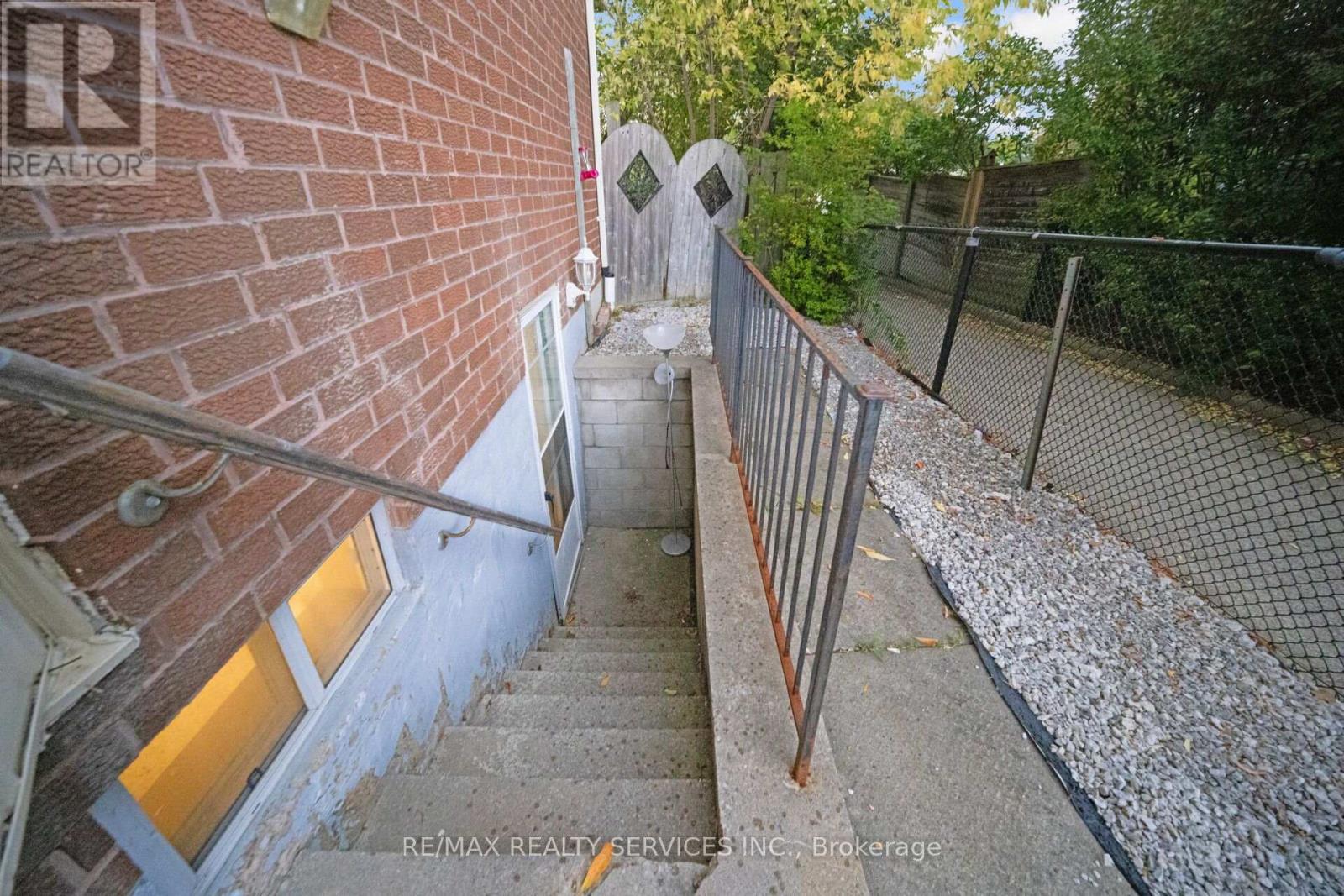 74 Leeward Drive N, Brampton (Westgate), Ontario  L6S 5V8 - Photo 47 - W12424359