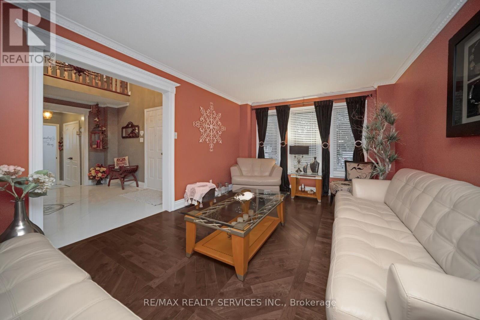 74 Leeward Drive N, Brampton (Westgate), Ontario  L6S 5V8 - Photo 5 - W12424359