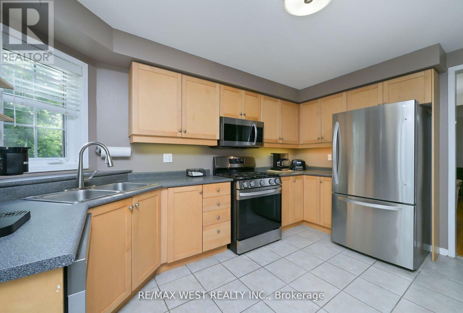 32 Crestridge Drive, Caledon, Ontario  L7E 2T7 - Photo 5 - W12424368