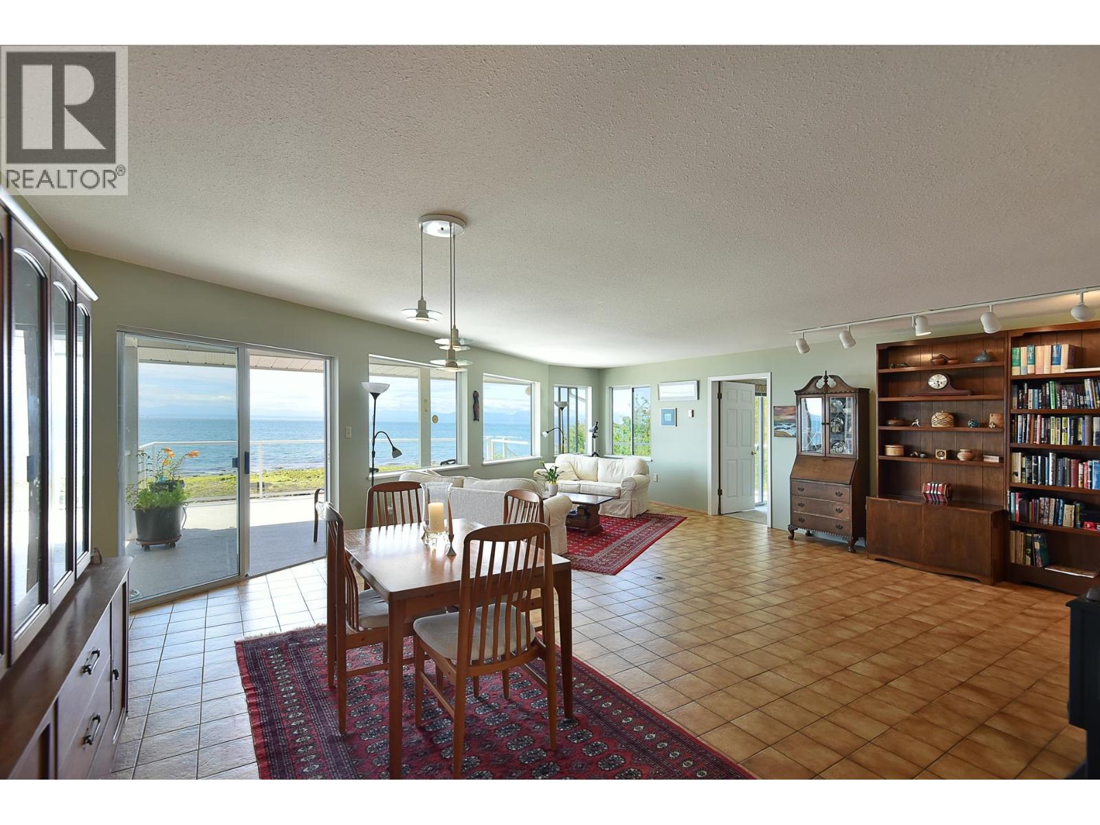 2755-2757 LOWER ROAD, Roberts Creek, British Columbia